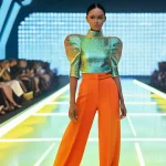 Home 20 가상 의류 아이템의 디자인 트렌드 - **Prompt:** A futuristic, elegant female avatar confidently walking on a holographic runway within a...